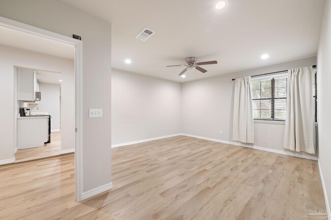 Building Photo - 4624 Santa Rosa Dr