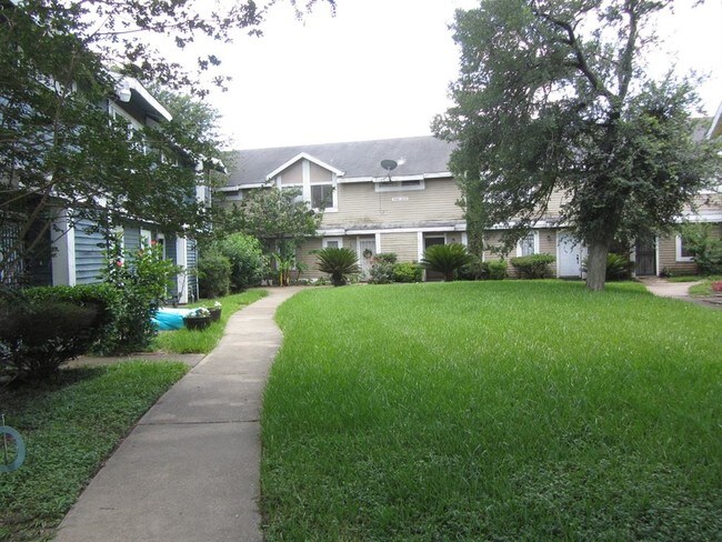 Building Photo - 8405 Wilcrest Dr