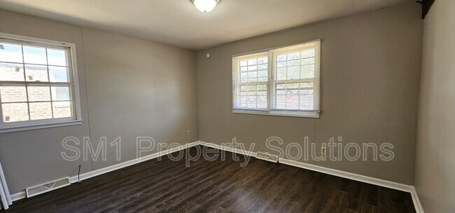 Building Photo - 1529 Earl Dr