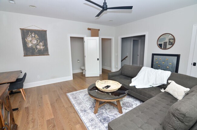 Building Photo - Fully Furnished in Downtown Franklin