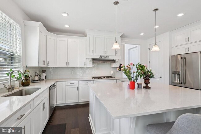 Building Photo - 2 Dogleg Ln