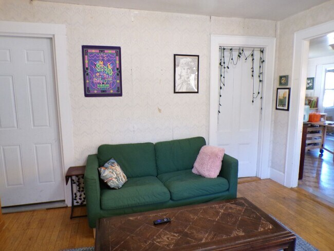 Building Photo - 38 Pine St