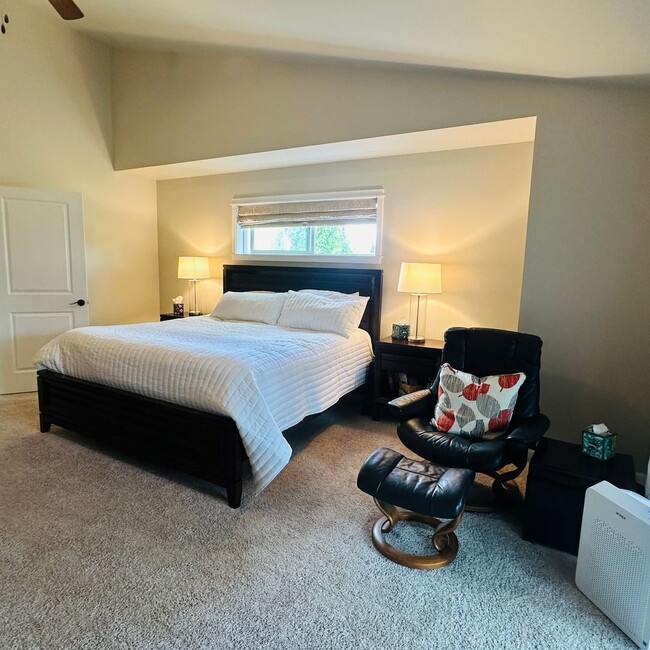 Building Photo - Unfurnished Elegant Townhome – Dual Primar...