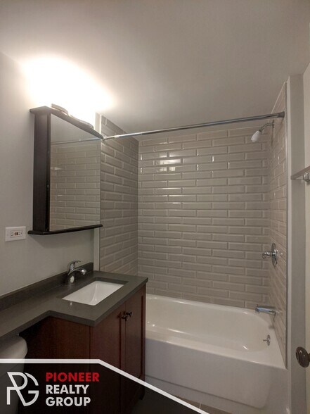 Building Photo - 429 W Wellington Ave