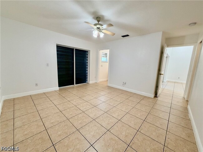 Building Photo - 527 NE 24th Pl