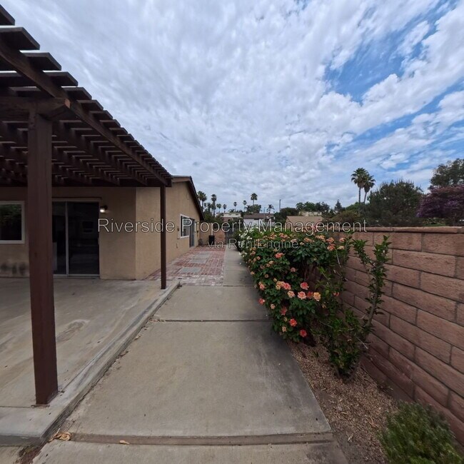 Building Photo - 5025 Pearblossom Dr