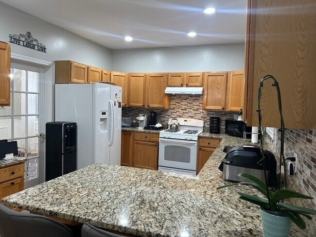 Building Photo - 6 Candlewood Ln