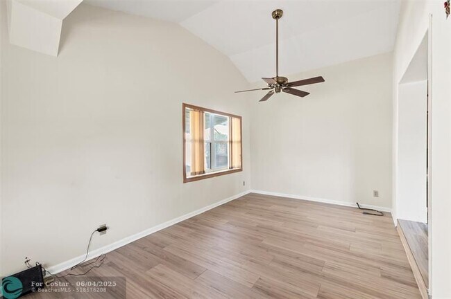 Building Photo - 939 Lytle St