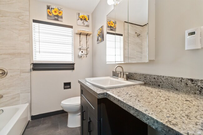 Building Photo - 634 Flatrock Dr