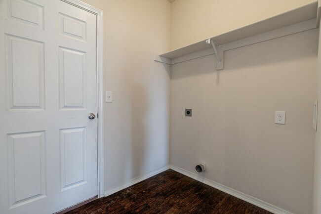 Building Photo - 3 Bedroom 2 Bath West Fay Home w/HUGE Backyard!