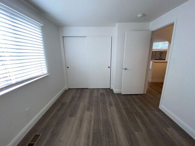 Building Photo - Modern 4 Bedroom, 3 Bath House - Near Died...