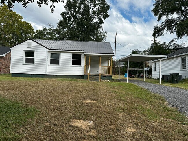 Building Photo - For Rent: Newly Remodeled 3 Bedroom / 1 Ba...
