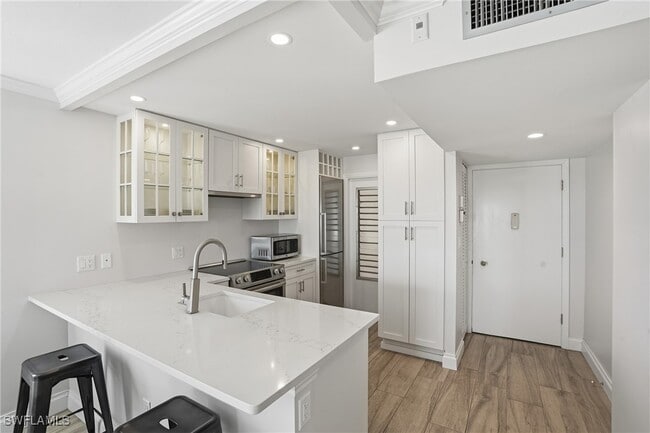 Building Photo - 1300 Gulf Shore Blvd N