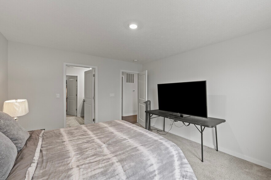 Building Photo - 5969 Hollett Dr S