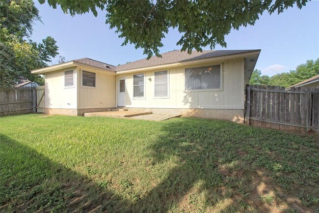 Building Photo - 300 Caladium Ct