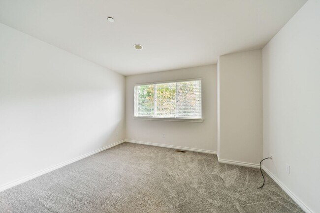 Building Photo - Nice 5 Bed / 2.5 bath house for rent in Kenmore.