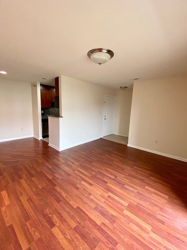 Building Photo - One Bedroom Condo in North Stafford
