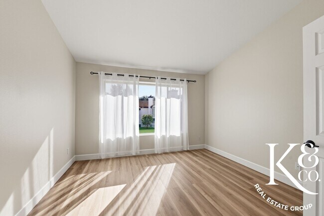 Building Photo - Relaxed Living in Oak Park with All the Up...
