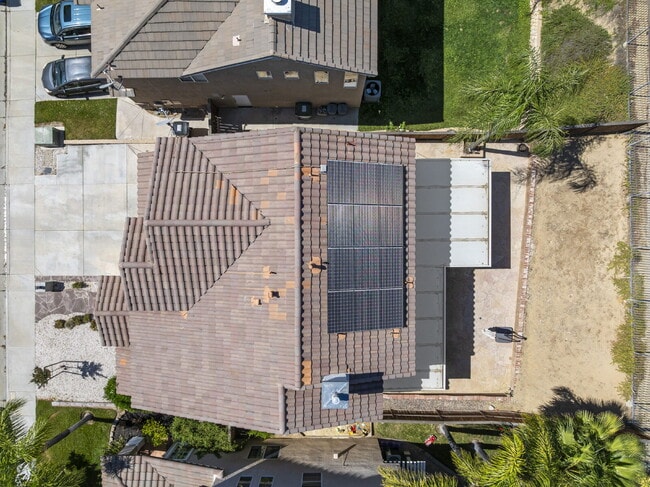 Building Photo - "Spacious 3-Bedroom Retreat with Modern Co...