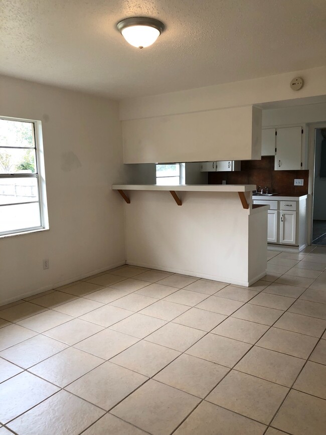 Building Photo - Large Fenced Yard | Central Air | Garage |...