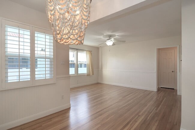 Building Photo - 3845 Sunset Ln