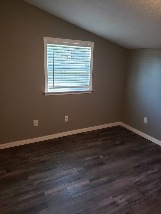 Building Photo - Great Efficiency Unit, Close to Tyndall AFB!