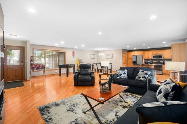 Building Photo - 242 Banbury Ave