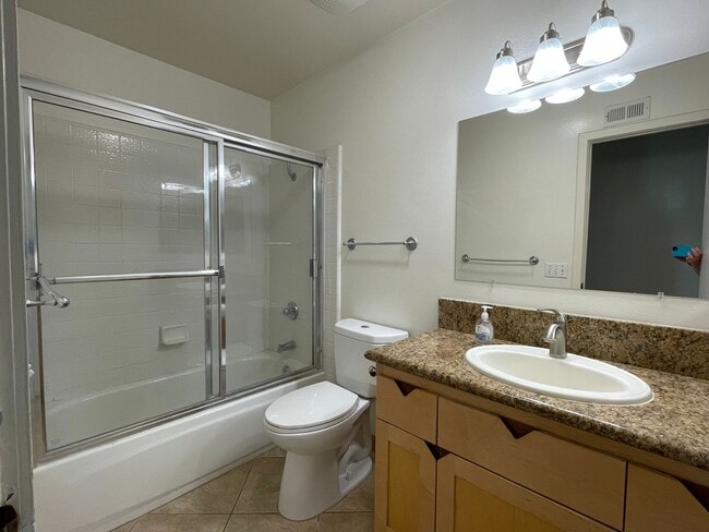 Building Photo - Recently Remodeled 4 Bedroom 2 Bath Single...