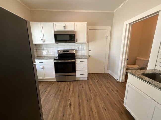 Building Photo - Charming 3 bedroom/1.5 bathroom REMODELED ...