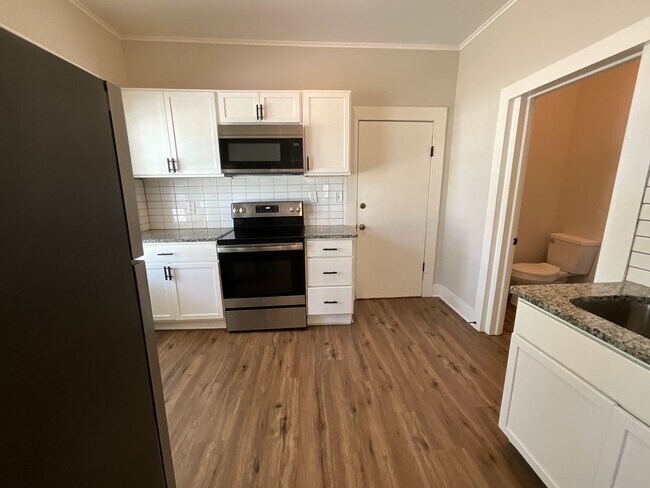 Building Photo - Charming 3 bedroom/1.5 bathroom REMODELED home close to High Point University