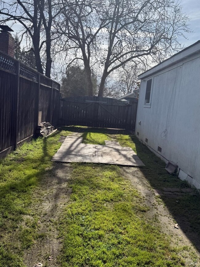 Building Photo - 472 Church St