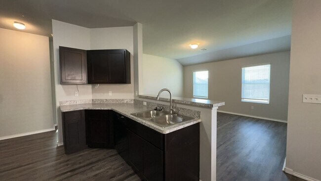 Building Photo - Beautiful 3 Bedroom 2 Bath Home in Shawnee
