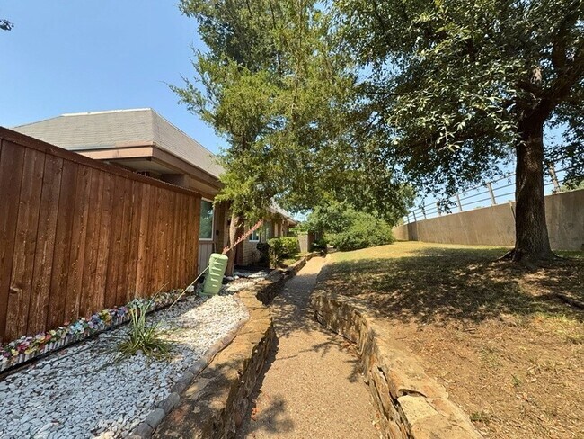 Building Photo - 2613 Amherst Ct