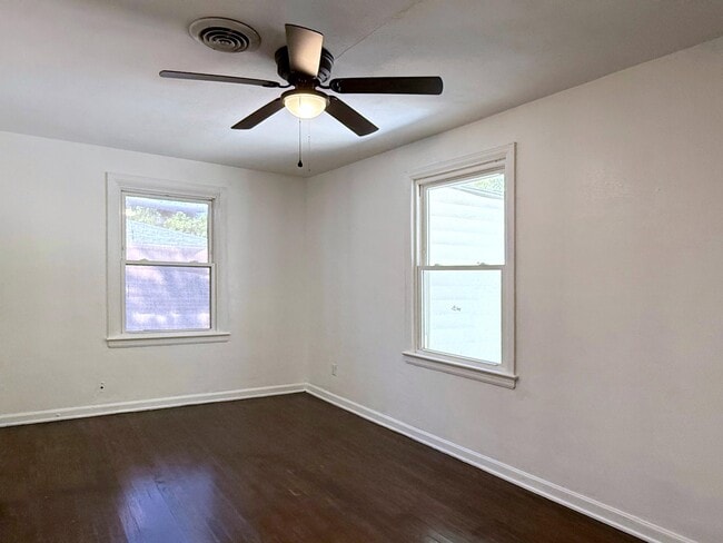 Building Photo - 244 Greenbrier Dr NE