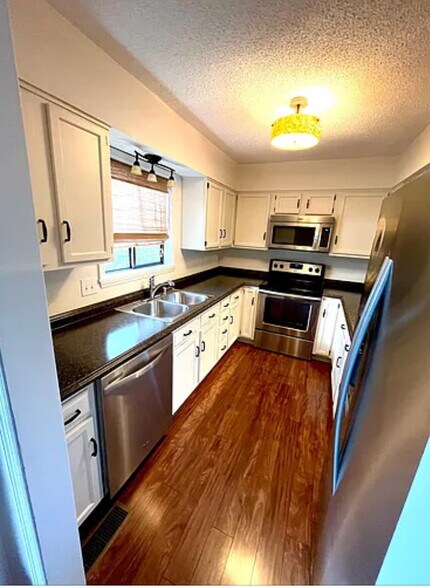 Building Photo - 119 Cedar Forest Trl