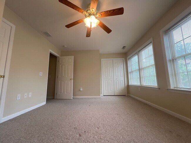 Building Photo - 4 Pineview Pl
