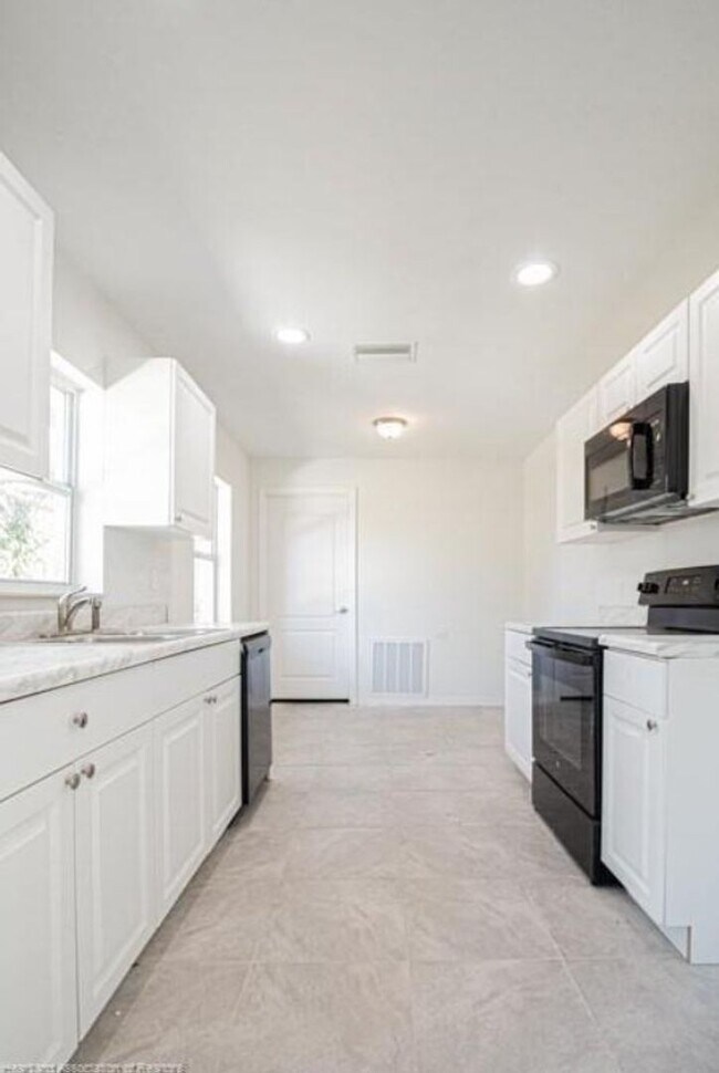 Building Photo - GREAT LAKE PLACID LOCATION 3/2/1-SEE IT TODAY