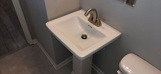 Building Photo - HURRY THIS WON'T LAST LONG! Gorgeous 3 bed, 2 bath in beautiful Parkville!