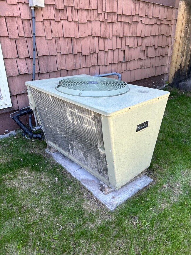 Building Photo - 5 Bed 2 Bath Home with 2 Car Attached Garage in Quiet Nice Neighborhood.