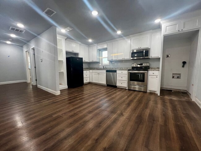 Building Photo - 3 Bedroom in Slaton