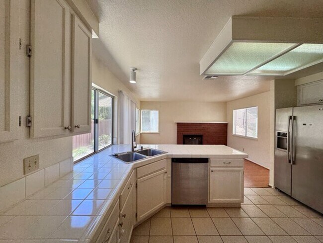 Building Photo - Spacious 3 Bedroom Home with High Ceilings...