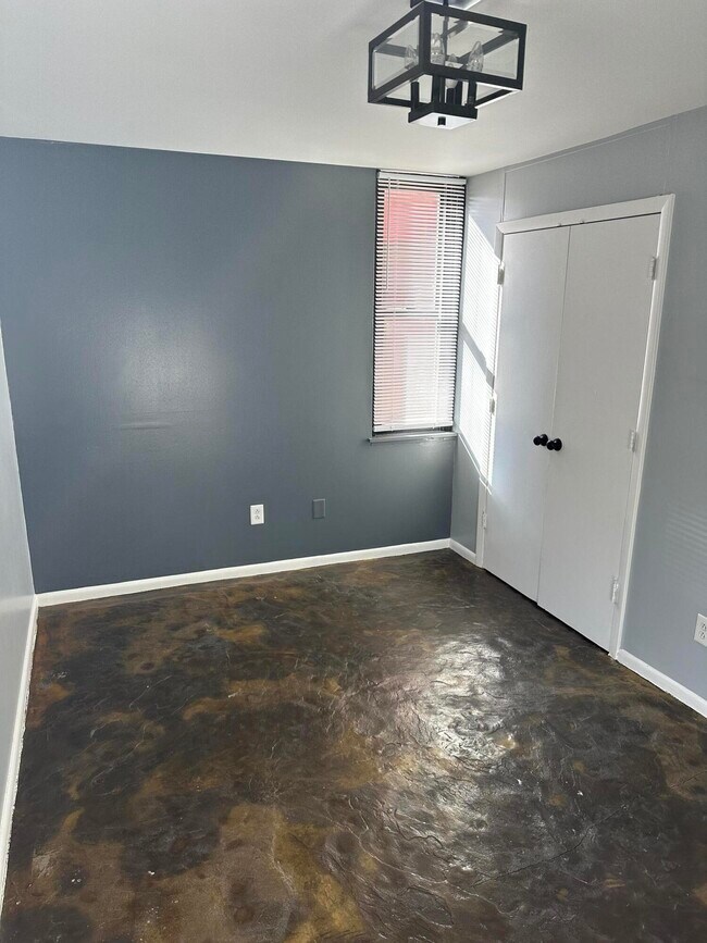 Building Photo - 703 Wilkinson Blvd