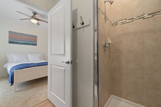 Building Photo - 6635 Carlinga Dr