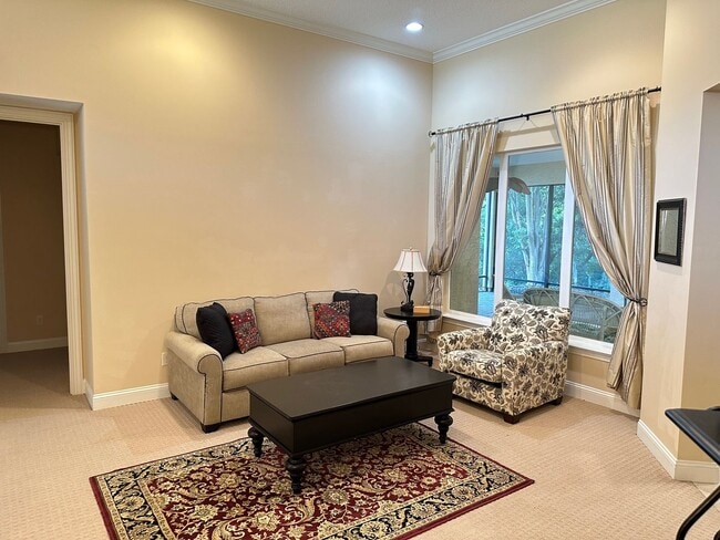 Building Photo - Must See, 4/3, Walking Distance to the Beach!