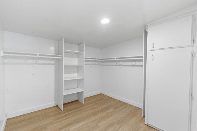 Building Photo - 361 E Clarendon Ave