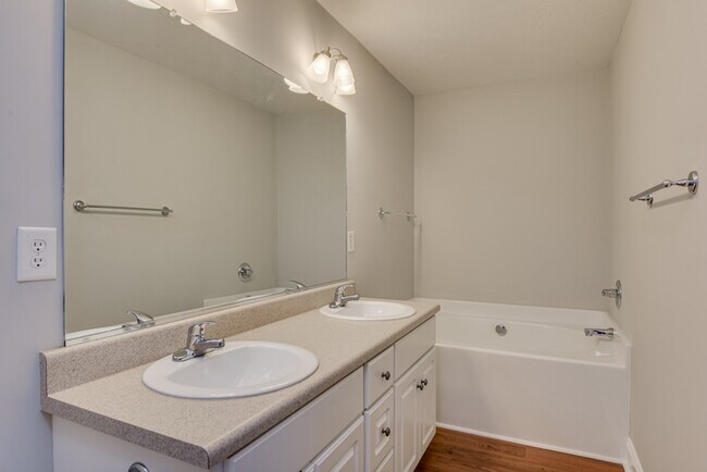 Building Photo - 2037 Dundee Way