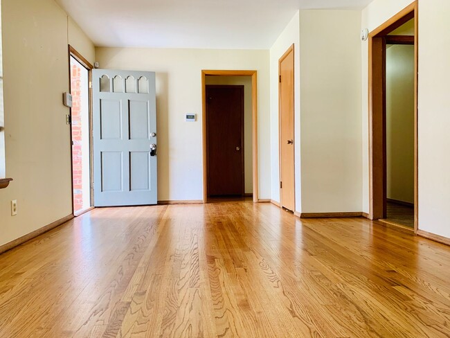 Building Photo - Charming 3BD 1BA Home in Yukon!!