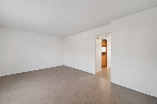 Building Photo - 8462 Leawood Blvd