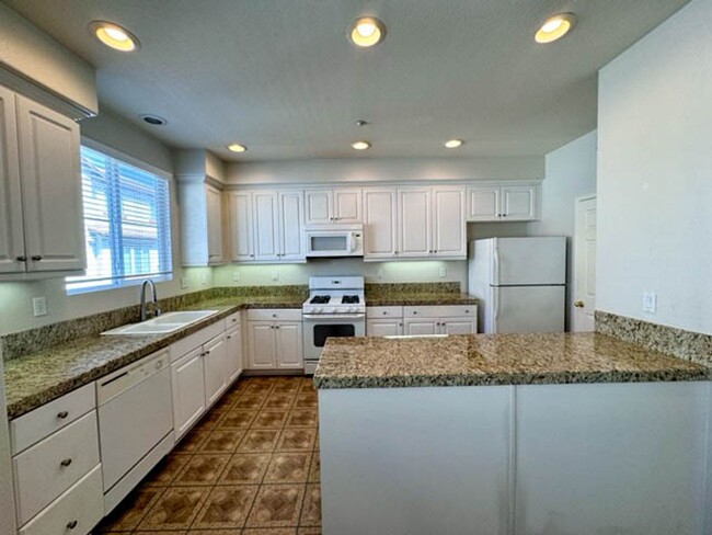 Building Photo - 3 bedroom Murrieta Condo in the gated Will...