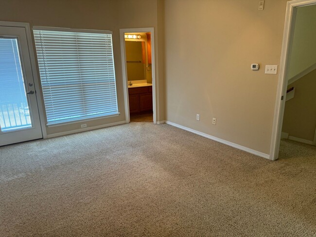 Building Photo - JULY MOVE IN - Spacious 3 Bedroom 3.5 Bath...